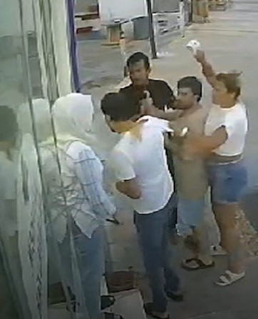 Bir anda tekme tokat kavgaya tutuştular! Yoldan geçenler ne olduğunu anlamadı!