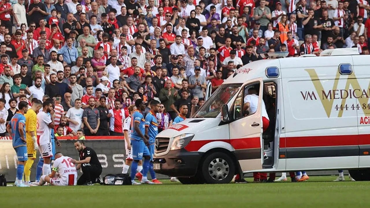Bir anda yere yığıldı! Süper Lig maçında yürekler ağza geldi