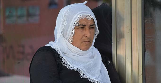 Bir anne daha Diyarbakır HDP İl Başkanlığı'nın önünde