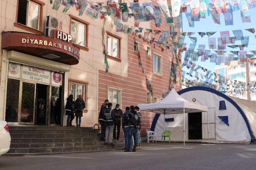 Bir anne daha evlat nöbetinde! Evlat nöbetindeki aile sayısı 159’a çıktı