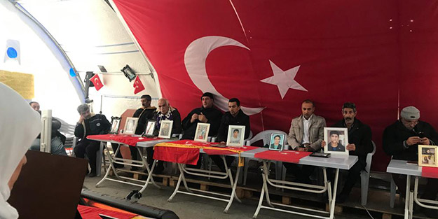 Bir anne daha evlat nöbetine katıldı! Kızının dağa kaçırıldığını HDP il binasına geldiğinde öğrendi