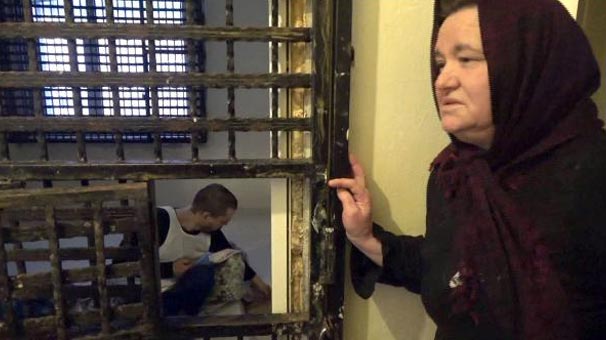 Bir annenin dramı... Oğlu için evini cezaevine çevirdi