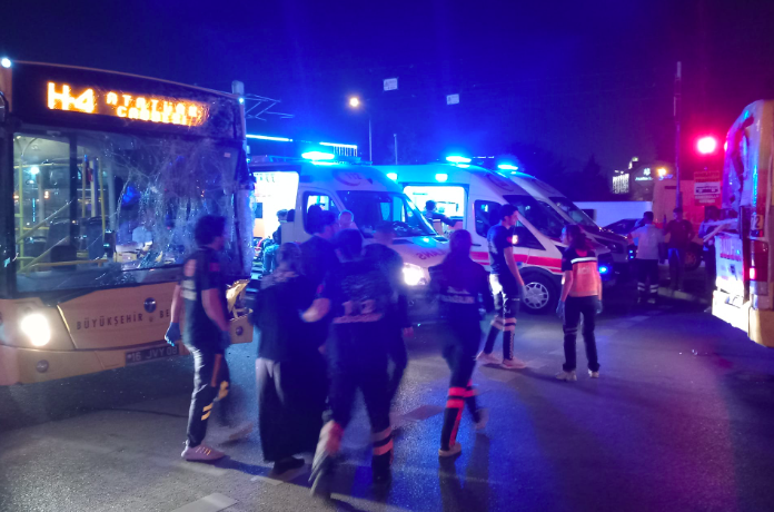 Bir araç şerit ihlali yaptı, onun yüzünden iki halk otobüsü çarpıştı