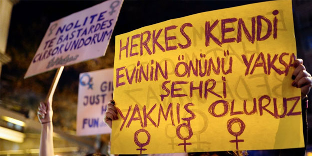 Bir avuç azınlık Kadıköy'de toplandı! Deprem bölgesinde hizmet veren Diyanet personelini hedef aldılar