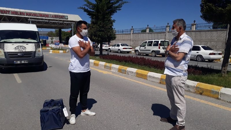 Bir ay gecikmeli terhis olan askerler evine döndü 