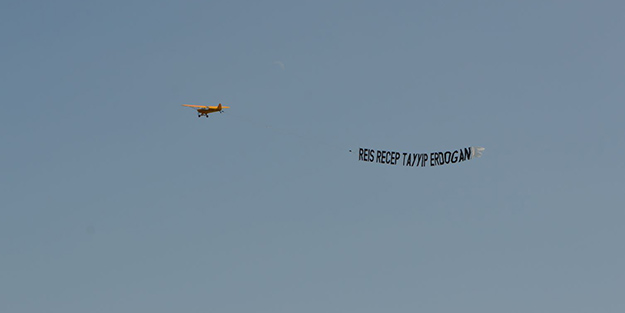 Bir bakan bir daha baktı! Hollanda semalarında 'Erdoğan' pankartı