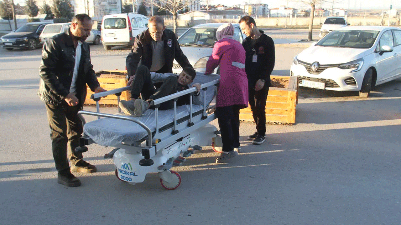 Bir başıboş köpek dehşeti daha: 13 yaşındaki çocuğun kalça kemiği kırıldı!