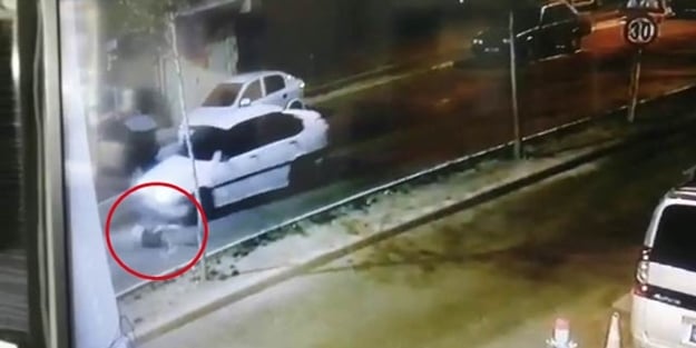 Bir başıboş köpek saldırısı daha: Kovaladığı çocuğa araba çarptı!