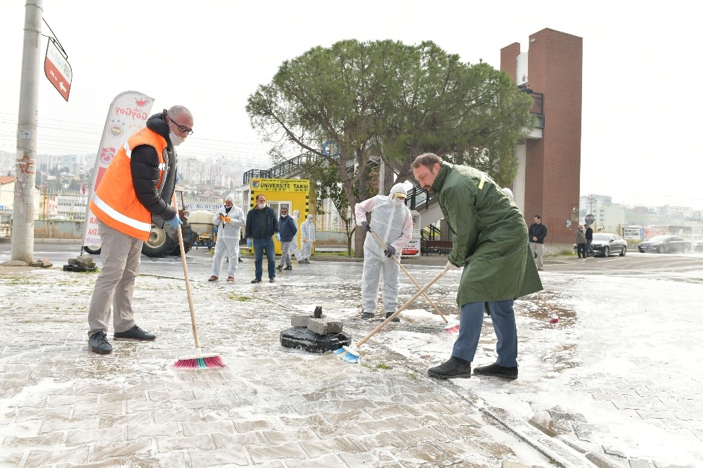 Bir belediye başkanı sokakları yıkadı, diğer başkan sokakları ilaçladı 