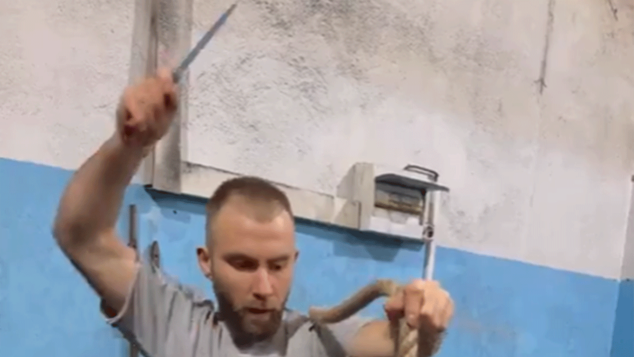 Bir bıçak ustasının eseri sosyal medyada gündem oldu! Her şeyi kesen bıçak