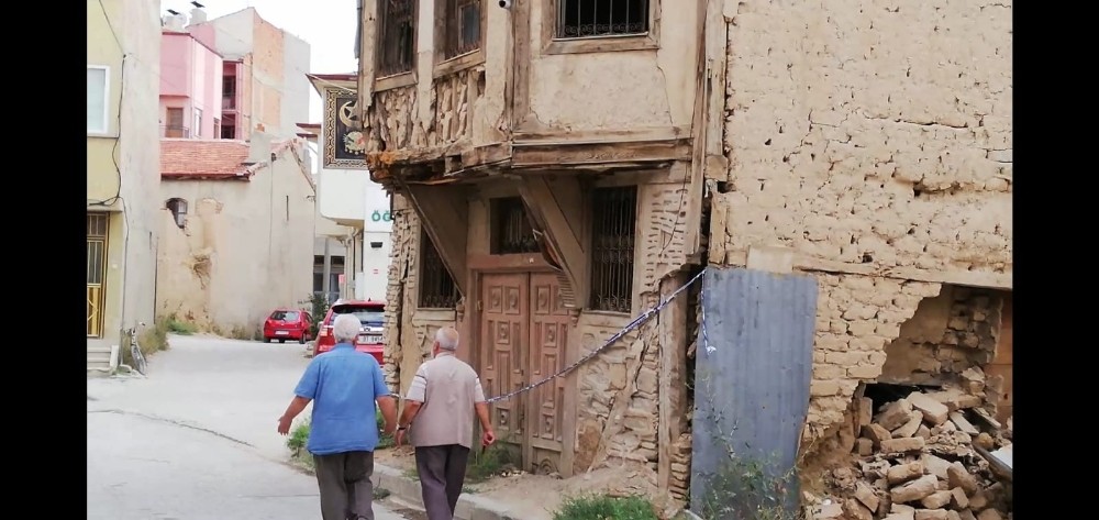 Bir bir yıkılan tarihi binalar tehlike oluşturuyor 
