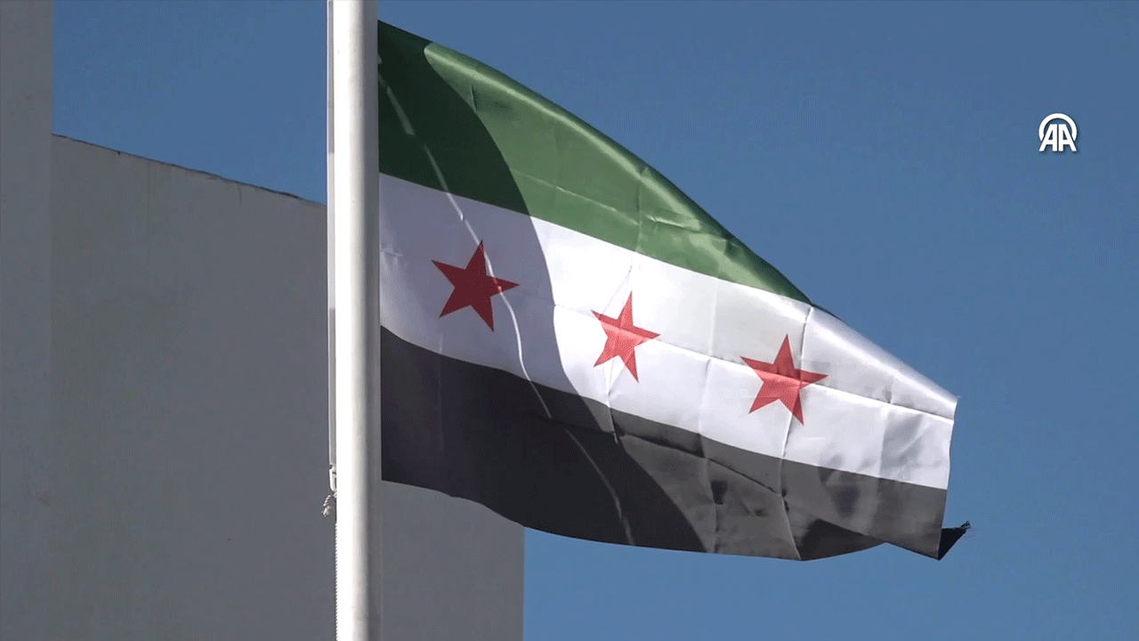 Bir büyükelçilik binasına daha devrim bayrağı asıldı