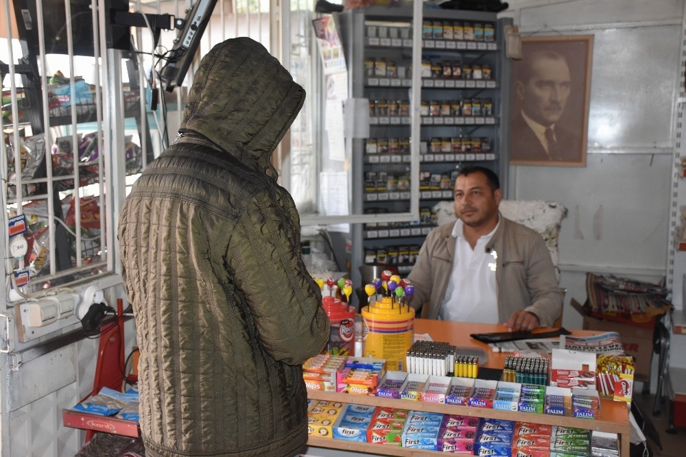 ‘Bir çay söyler misin’ dedi ve mahallenin bakkal borcunu sıfırladı 