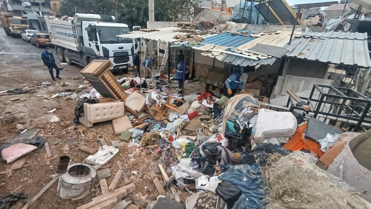 Bir ‘çöp ev’ vakası daha: 10 kamyon çöp çıktı