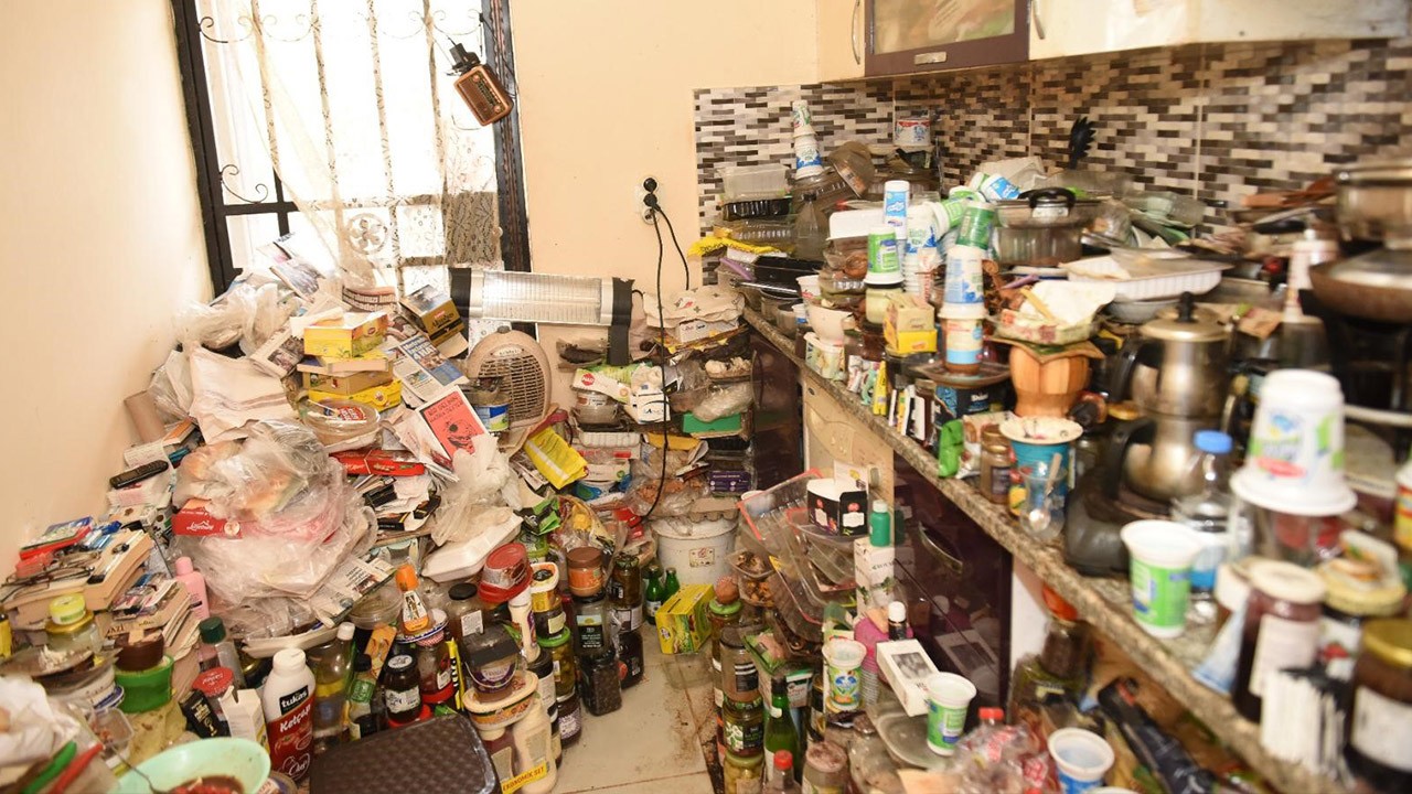 Bir çöp ev vakası! Kokudan rahatsız olan komşular ele verdi