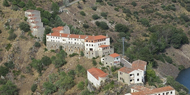 Bir daire fiyatına! Oteli de bulunan yemyeşil köy satışa çıkarıldı