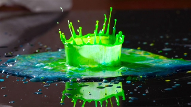 Bir damla için saatlerce bekliyor