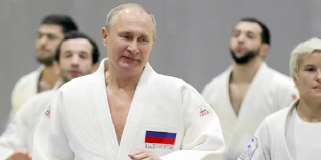 Bir darbe daha... Putin'in kuşağı söküldü!