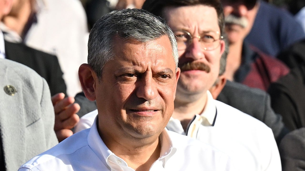 Bir de bu kafa ülke yönetimine talip! Yeni Parti çerçeve yasa için grup kararı alamadı!