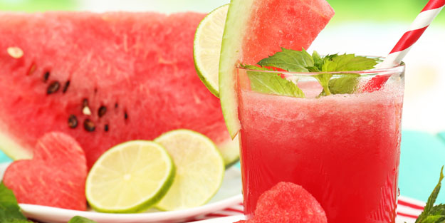 Bir dilim karpuz ile buz gibi limonata: Yapan faydasını beşe katlayacak!