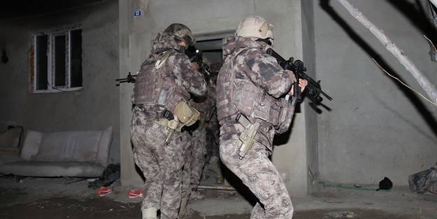 Bir evde 33 düzensiz göçmen yakalandı