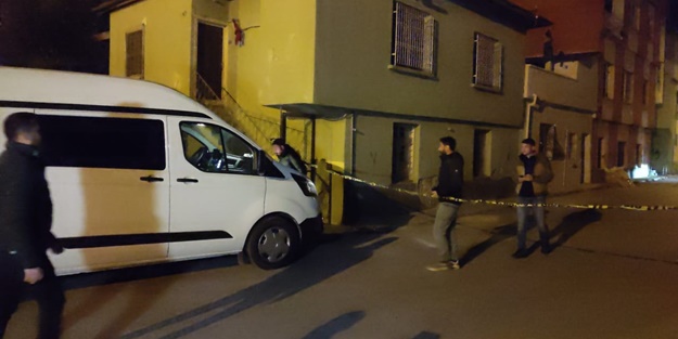 Bir evin bahçesinde içi boş el bombası bulundu