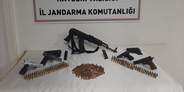 Bir evin bahçesine gömülü uzun namlulu silah ve tabanca ele geçirildi