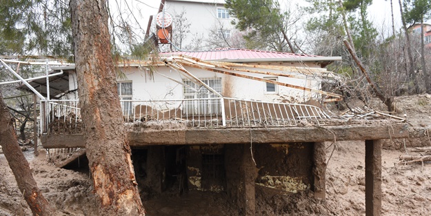 Bir evini depremde, bir evini selde kaybetti