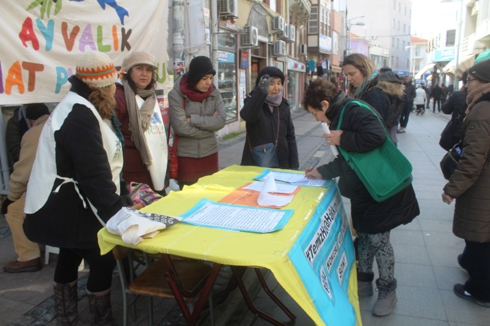 Bir fabrika bacasının saçtığı koku ve dumana karşı imza kampanyası başlattılar 