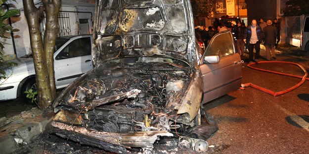 Bir gecede 7 otomobili kundakladılar