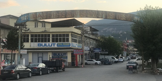 Bir genç sokak ortasında ölü bulundu