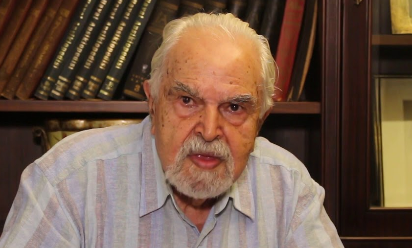 Bir gözün toprağa bakıyor, hâlâ ne zırvalıyorsun! Hadi git işine be dede