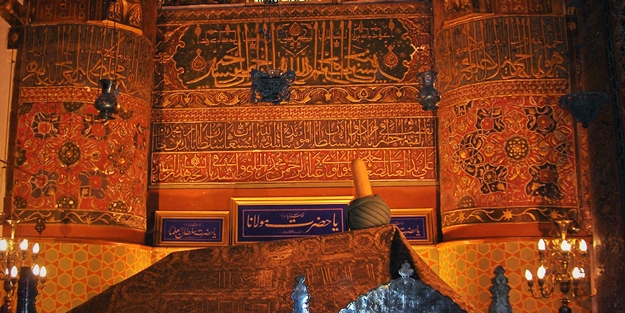 Bir gün Hazret-i Mevlânâ, hanımıyla kasabaya iner...