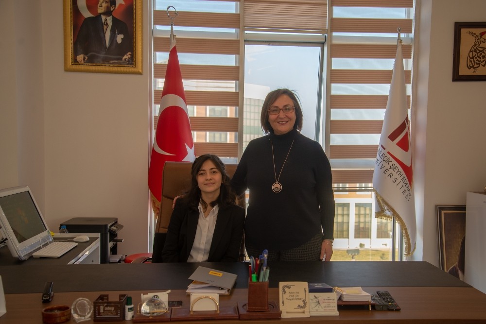 Bir günlüğüne rektörlük görevini yerine getirdi 