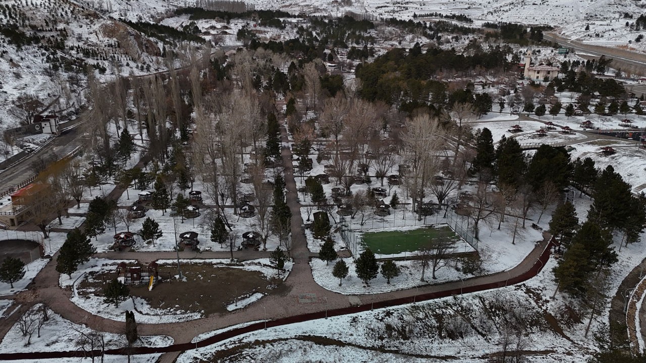 Bir hafta önce dolup taşıyordu, şimdi sessizliğe büründü