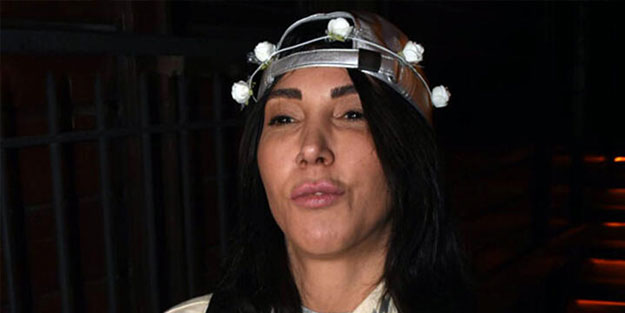 Bir Hande Yener eksikti! Sahneye donla çıkanın Batman’da ne işi var!