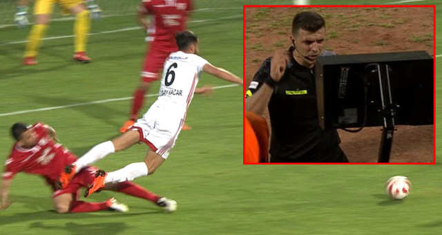 Bir ilk gerçekleşti! VAR sistemiyle penaltı kararı değişti