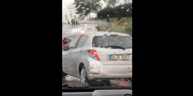 Bir İmamoğlu şovu daha! Yağmurlu havada çimleri sulayıp o anları kayıt altına aldılar