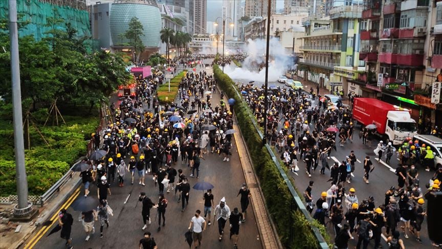 Bir internet sitesinin Hong Kong'da maskeli protestocuları ifşa edene ödül vaadi