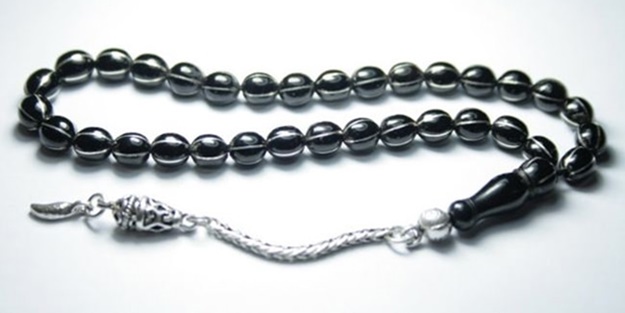 Bir ipe dizilen zikir taneleri