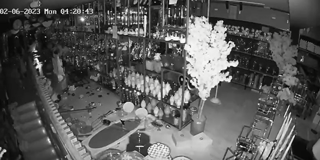 Bir iş yeri kamerasına yansıdı! Depremin vahametini gösteren o anlar...