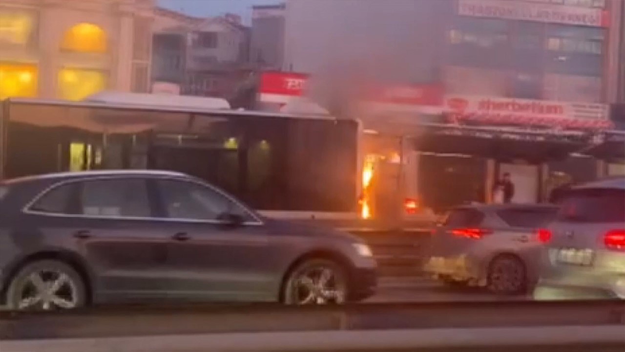 Bir İstanbul klasiği! Metrobüs yine yandı