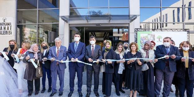 'Bir kadın, bir renk' karma yağlı boya resim sergisi