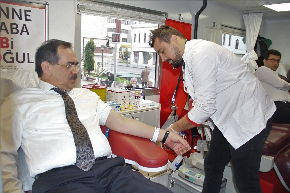 “Bir kan üç can” diyerek kan verdiler 
