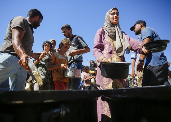 Bir kap sıcak yemek için bekliyorlar!
