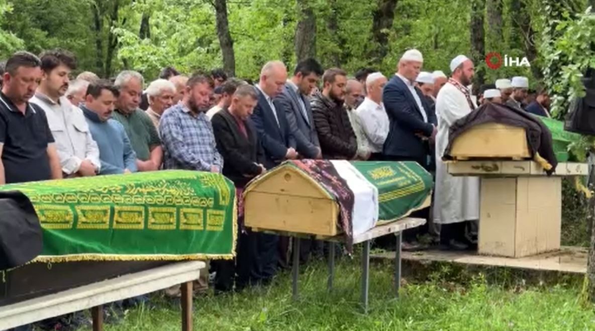 Bir karış toprak için öldürülen anne-baba ve oğlunu bütün belde birlikte uğurladı!