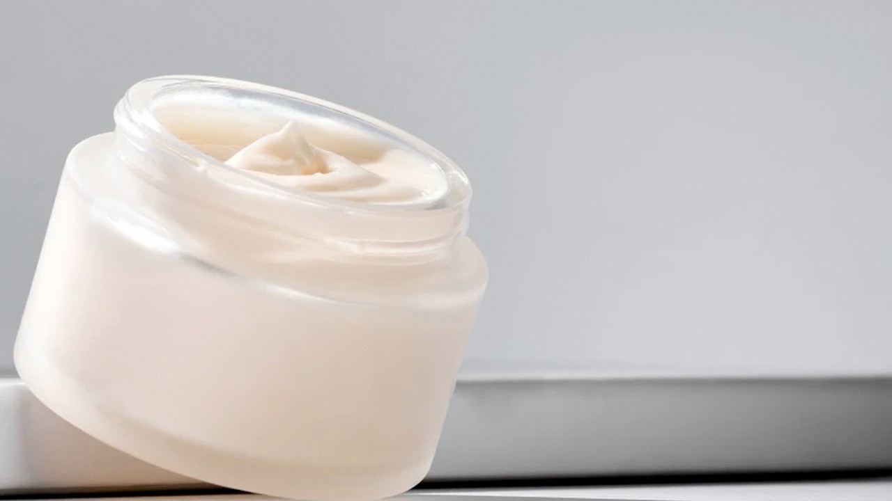 Bir kaşığı bile topukları yumuşacık yapıyor! Bakımlı ayaklara sahip olmak artık basit