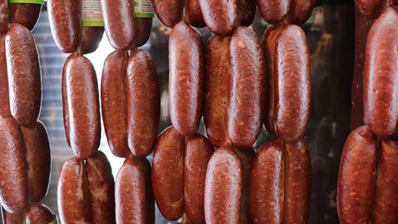 Bir kentin koşa koşa satın aldığı sucuk hileli çıktı! Herkes isyanda