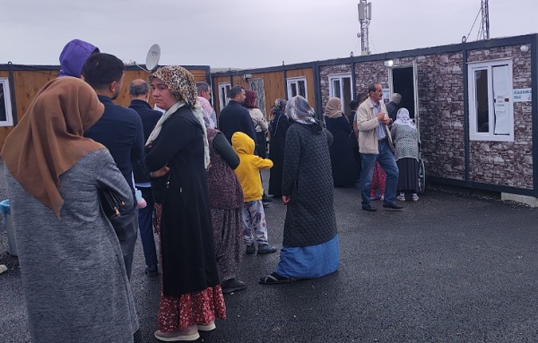 Bir kez daha konteynerlere akın ettiler