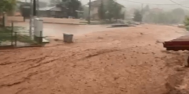 Bir köyü sel aldı! Hasar var